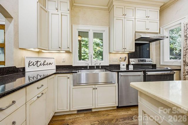 2204 E Cumming Woods Lane, Hendersonville, NC 28739