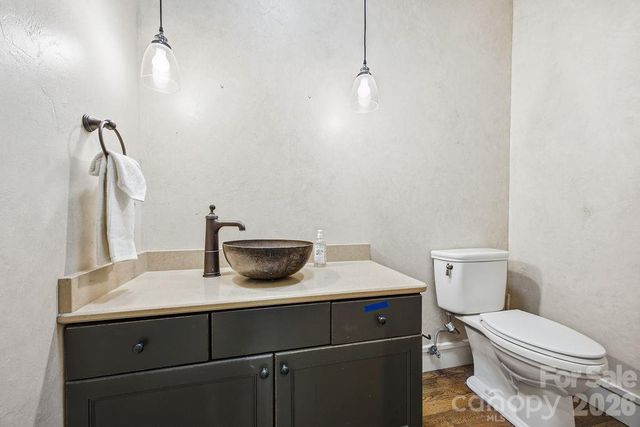 2204 E Cumming Woods Lane, Hendersonville, NC 28739