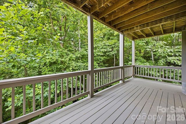 2204 E Cumming Woods Lane, Hendersonville, NC 28739