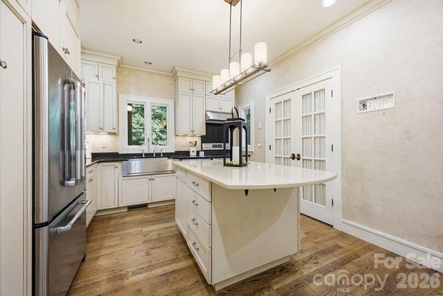 2204 E Cumming Woods Lane, Hendersonville, NC 28739