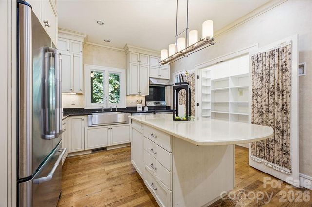 2204 E Cumming Woods Lane, Hendersonville, NC 28739