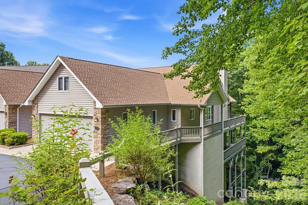 2204 E Cumming Woods Lane, Hendersonville, NC 28739