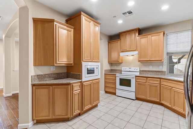 1656 Marseille Ln, Roseville, CA 95747