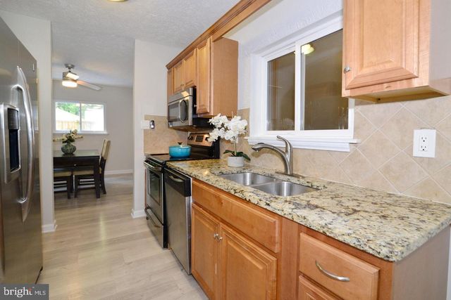 2215 SANIBEL DR, Reston, VA 20191