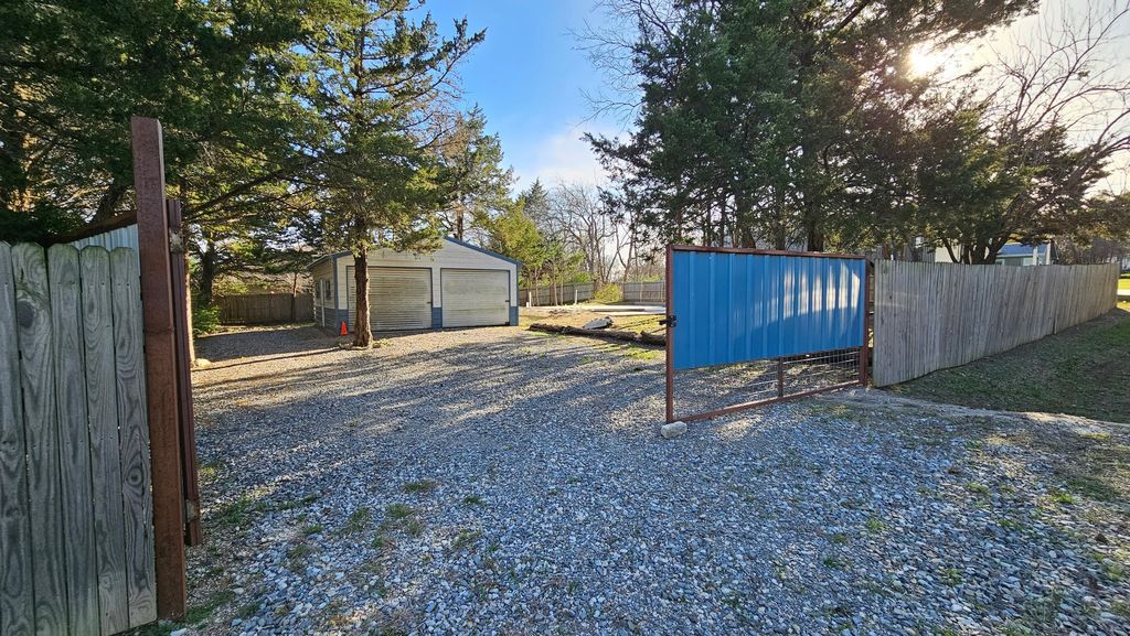 304 Willow Drive, Pottsboro, TX 75076