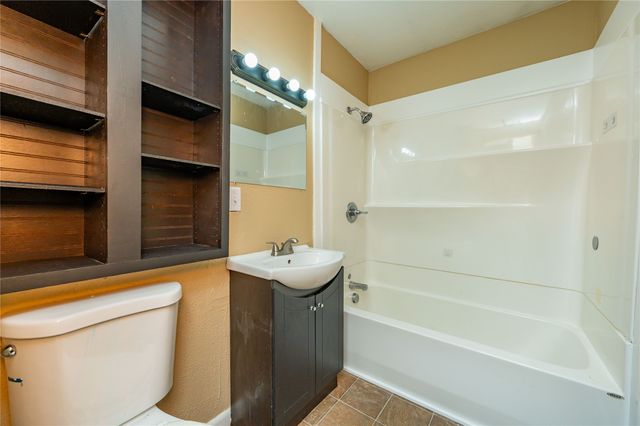 3216 E 41st Court, Des Moines, IA 50317