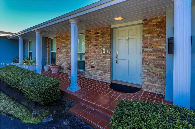 6221 SW 65th Ave, South Miami, FL 33143