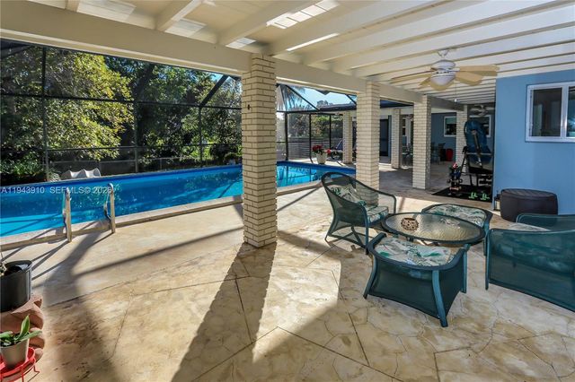 6221 SW 65th Ave, South Miami, FL 33143