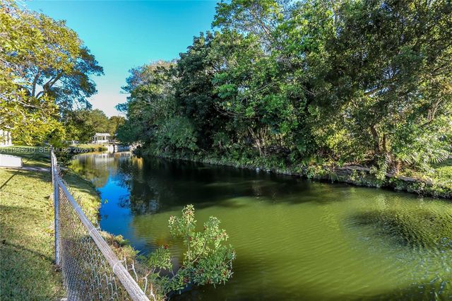 6221 SW 65th Ave, South Miami, FL 33143