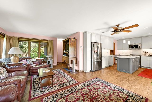 971 S Imperial DRIVE, Hartland, WI 53029