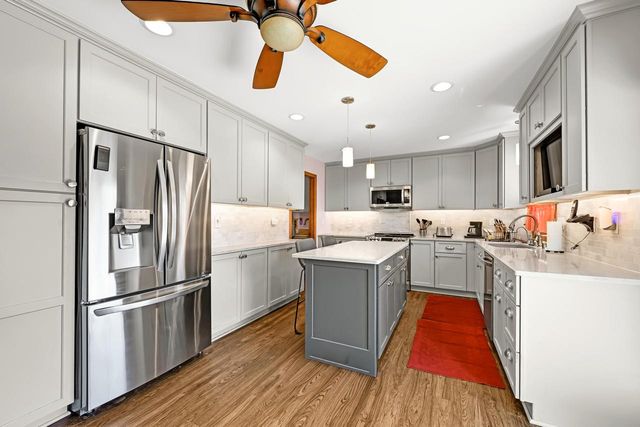 971 S Imperial DRIVE, Hartland, WI 53029