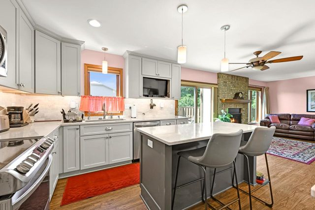 971 S Imperial DRIVE, Hartland, WI 53029