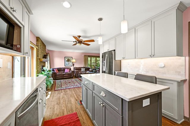 971 S Imperial DRIVE, Hartland, WI 53029