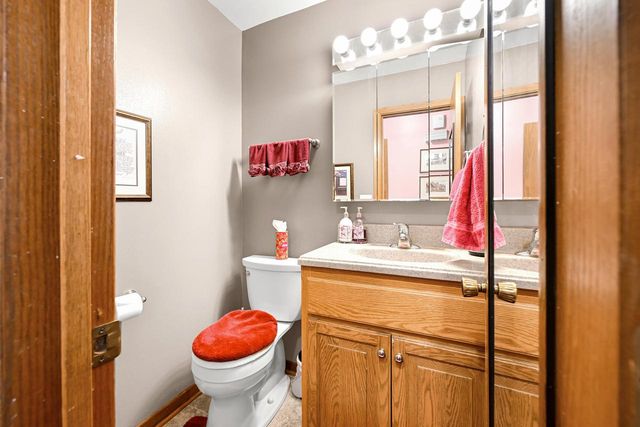971 S Imperial DRIVE, Hartland, WI 53029