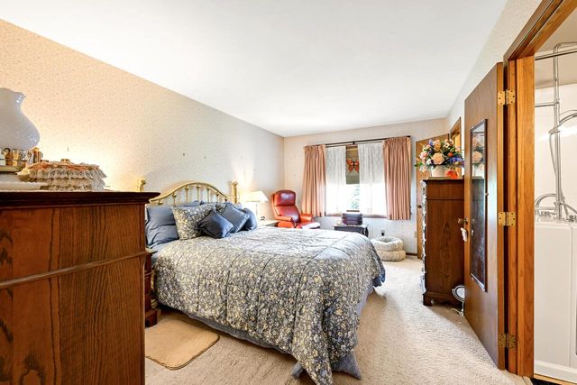 971 S Imperial DRIVE, Hartland, WI 53029