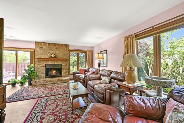 971 S Imperial DRIVE, Hartland, WI 53029