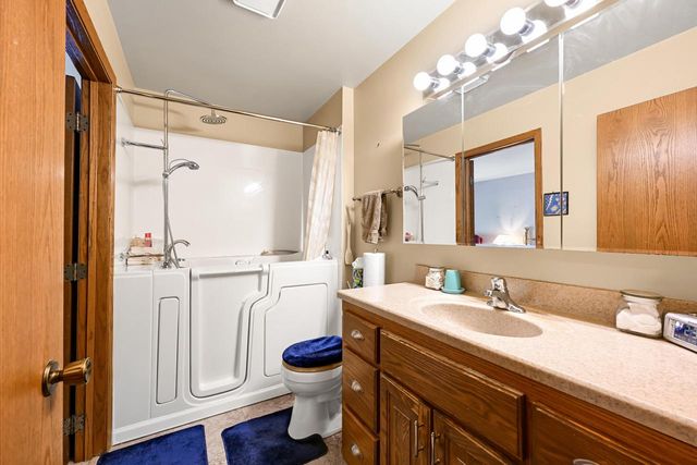971 S Imperial DRIVE, Hartland, WI 53029