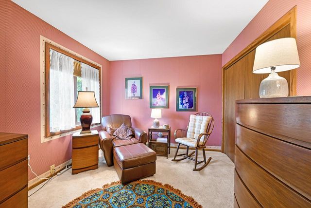 971 S Imperial DRIVE, Hartland, WI 53029