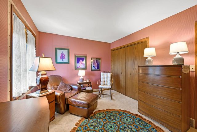 971 S Imperial DRIVE, Hartland, WI 53029