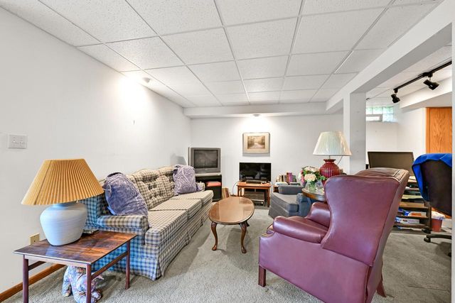 971 S Imperial DRIVE, Hartland, WI 53029