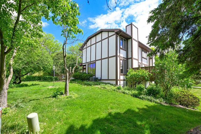 971 S Imperial DRIVE, Hartland, WI 53029