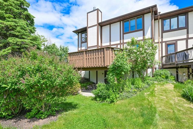 971 S Imperial DRIVE, Hartland, WI 53029
