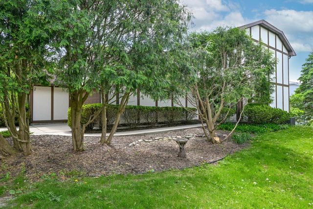 971 S Imperial DRIVE, Hartland, WI 53029