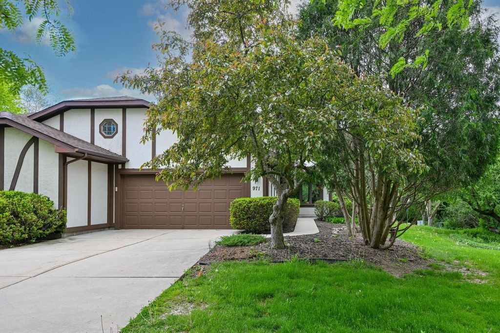 971 S Imperial DRIVE, Hartland, WI 53029