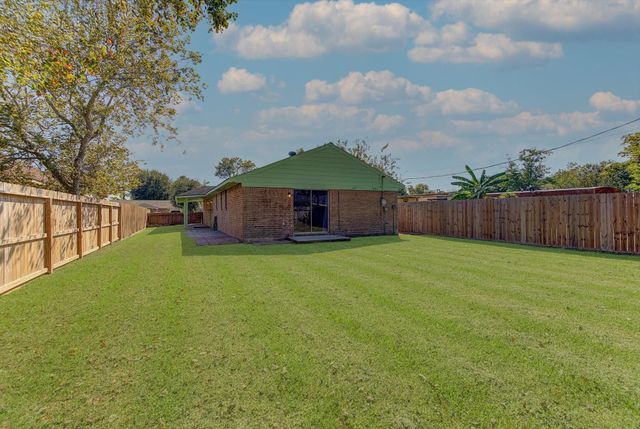 4709 26th Street E, Dickinson, TX 77539