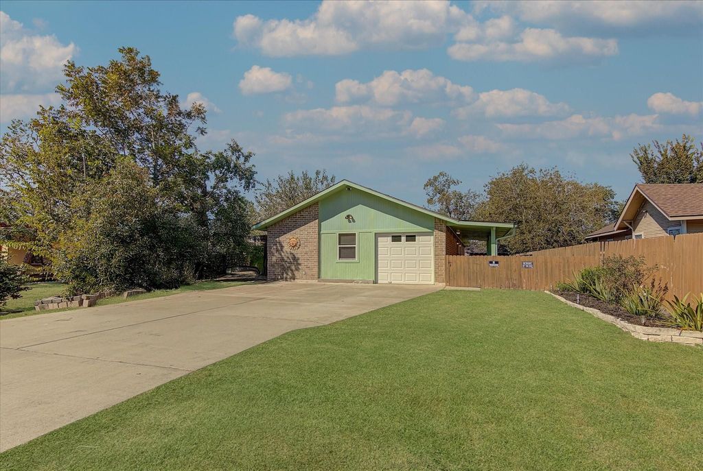 4709 26th Street E, Dickinson, TX 77539
