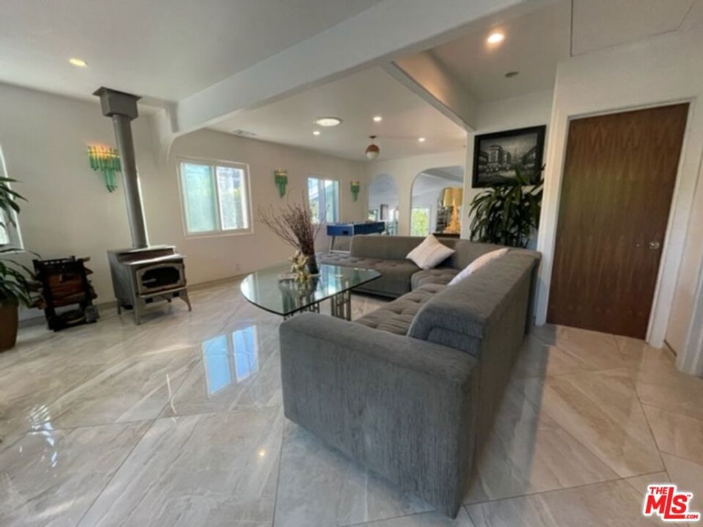 Image 4 of property listing at 425 Sunridge Street, Playa Del Rey, CA 90293