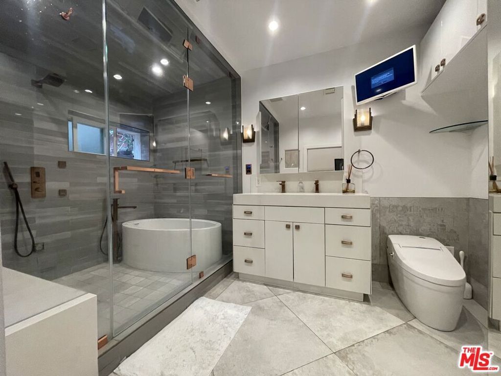 Image 5 of property listing at 425 Sunridge Street, Playa Del Rey, CA 90293