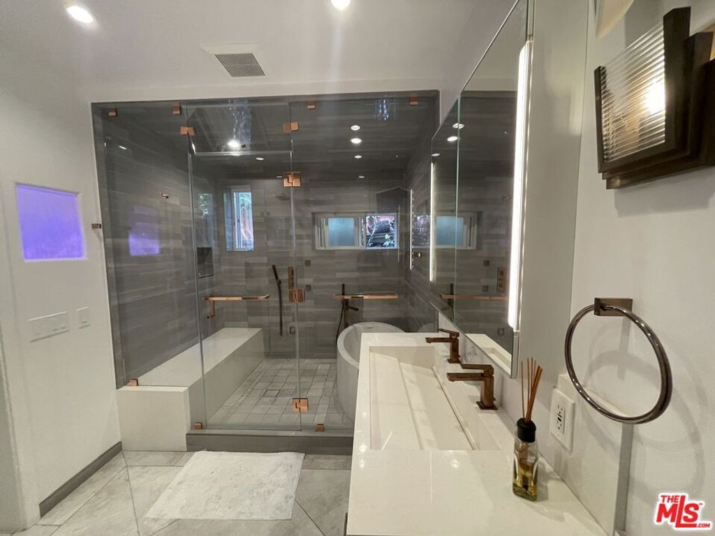 Image 6 of property listing at 425 Sunridge Street, Playa Del Rey, CA 90293