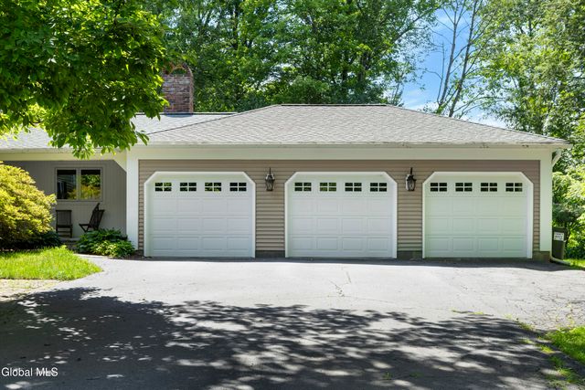 17 Schuyler Hills Road, Colonie, NY 12211