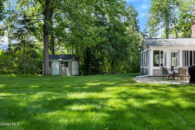 17 Schuyler Hills Road, Colonie, NY 12211