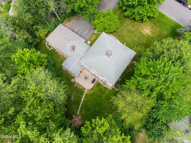 17 Schuyler Hills Road, Colonie, NY 12211