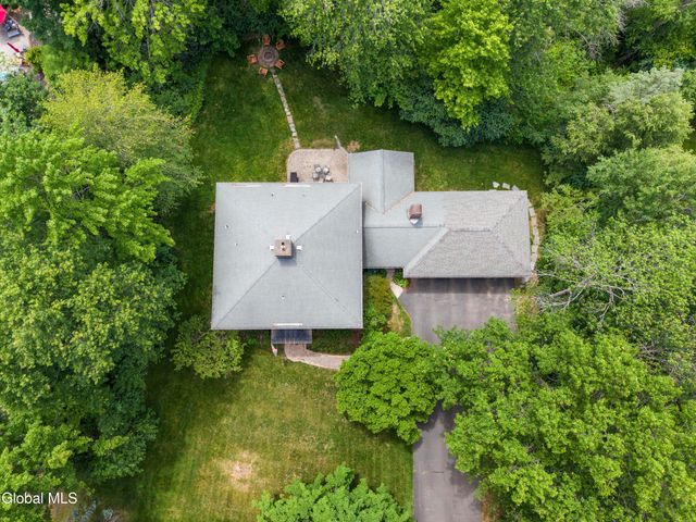 17 Schuyler Hills Road, Colonie, NY 12211