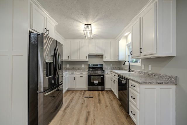 429 Hurricane Meadows Dr, Waynesboro, TN 38485