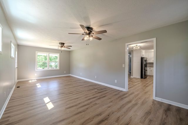429 Hurricane Meadows Dr, Waynesboro, TN 38485