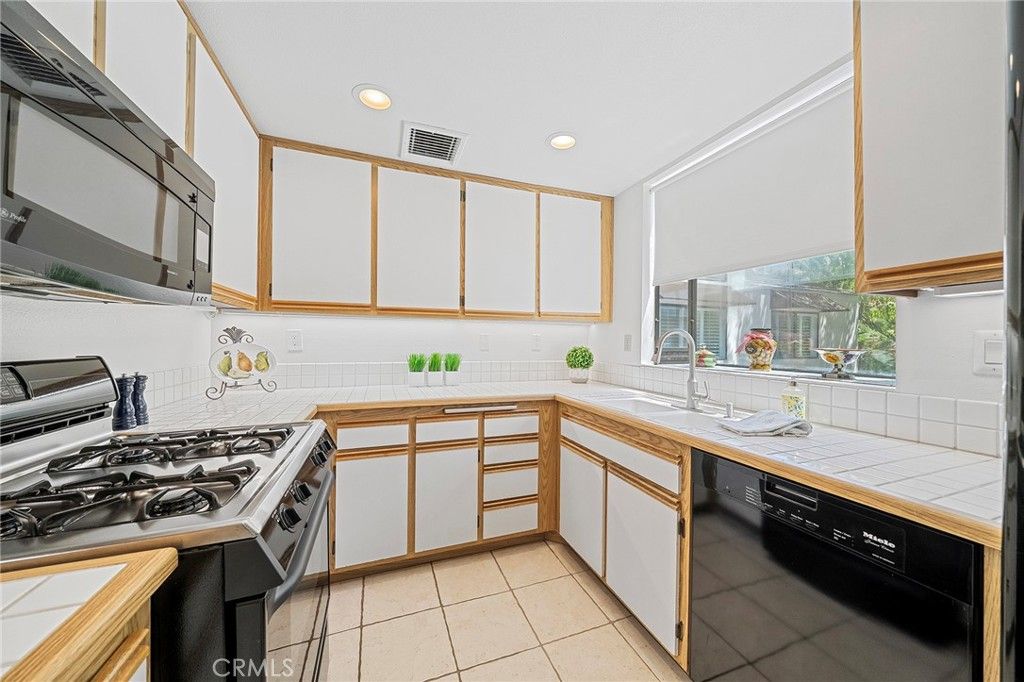 Image 10 of property listing at 4277 Las Virgenes, Calabasas, CA 91302