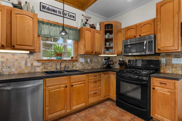 3166 County Road 232, Henderson, TX 75652