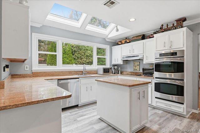 10 Weatherstone Way, Smithtown, NY 11787