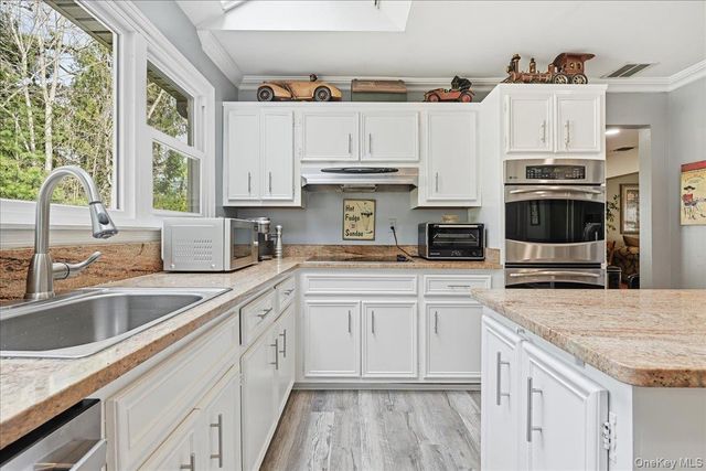 10 Weatherstone Way, Smithtown, NY 11787