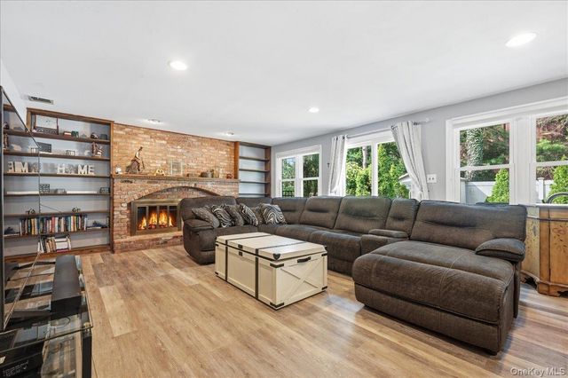 10 Weatherstone Way, Smithtown, NY 11787