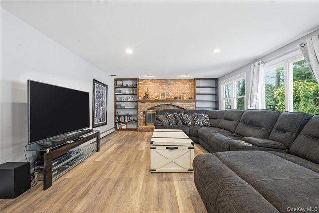 10 Weatherstone Way, Smithtown, NY 11787