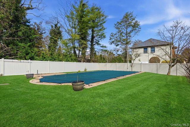 10 Weatherstone Way, Smithtown, NY 11787