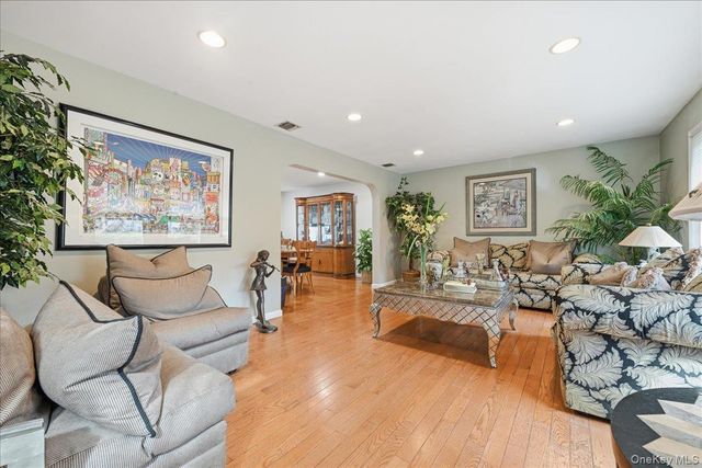 10 Weatherstone Way, Smithtown, NY 11787