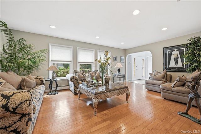 10 Weatherstone Way, Smithtown, NY 11787