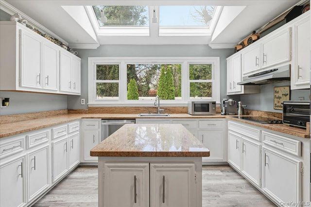 10 Weatherstone Way, Smithtown, NY 11787