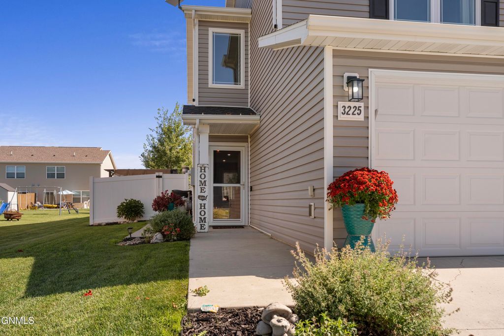 3225 Rutland Drive, Bismarck, ND 58504 photo 2